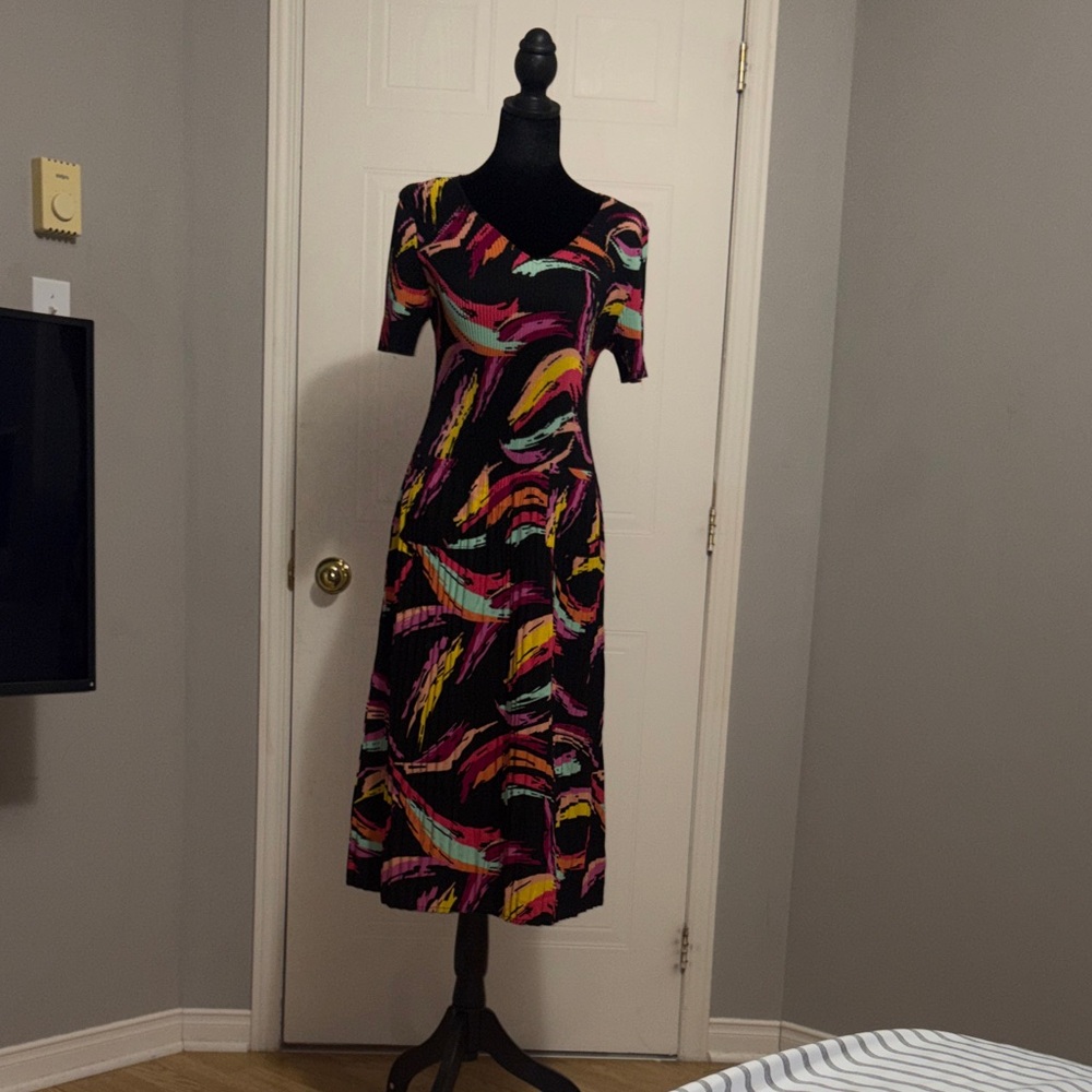 Plus Size Vibrant Black Midi Dress – Electric Pleated Satin-Like Fabric